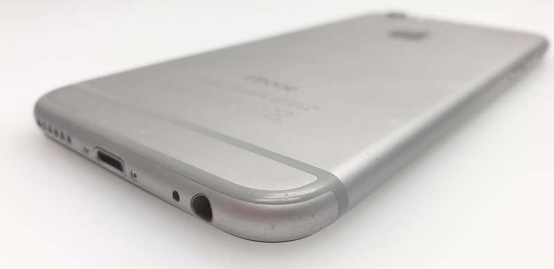 iPhone 6 16GB Minor Yellowing Silver + Screen Protector Bundle Value: R200