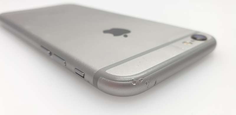 iPhone 6 16GB Minor Yellowing Silver + Screen Protector Bundle Value: R200
