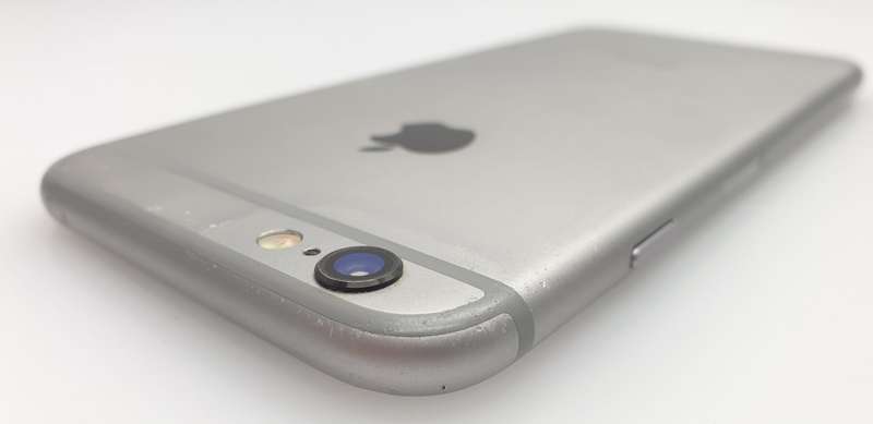 iPhone 6 16GB Minor Yellowing Silver + Screen Protector Bundle Value: R200