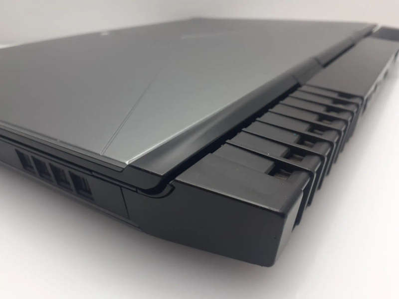 Dell AlienWare 15 R3 "Core i7" 2.8GHz 16GB RAM 1TB HDD And 128GB SSD Cracked Casing Black