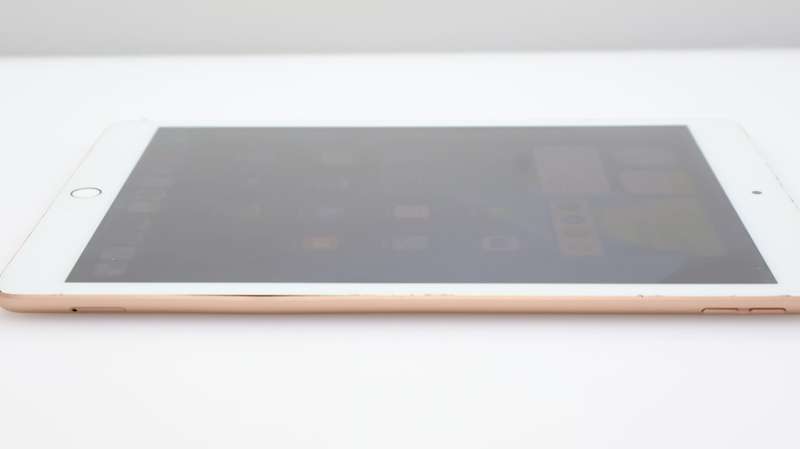 iPad 10.2" 8th Gen ( Wi-Fi/Cellular) 128GB Minor Back Light Issue Rose Gold