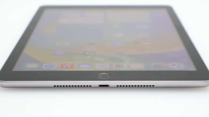 iPad 9.7" 5th Gen (Wi-Fi Only) 32GB Space Grey (3 Month Warranty) + Cover Bundle Value: R400