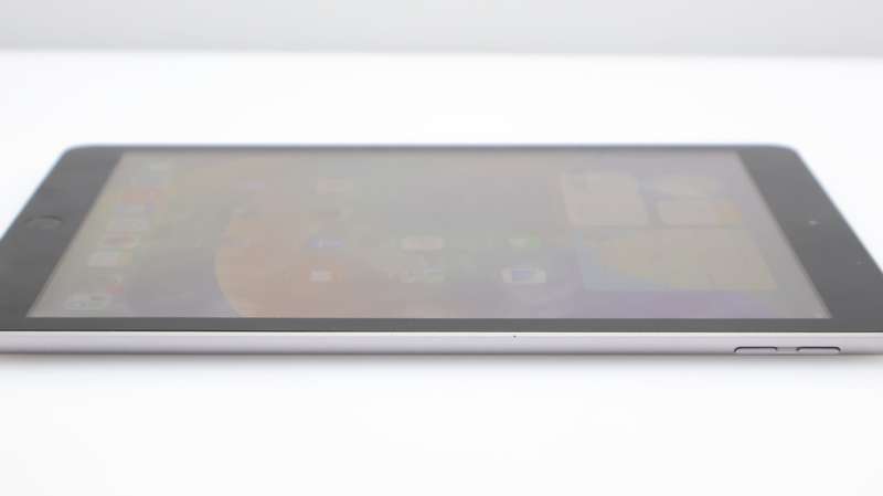 iPad 9.7" 5th Gen (Wi-Fi Only) 32GB Space Grey (3 Month Warranty) + Cover Bundle Value: R400