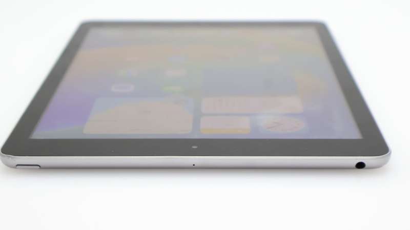 iPad 9.7" 5th Gen (Wi-Fi Only) 32GB Space Grey (3 Month Warranty) + Cover Bundle Value: R400