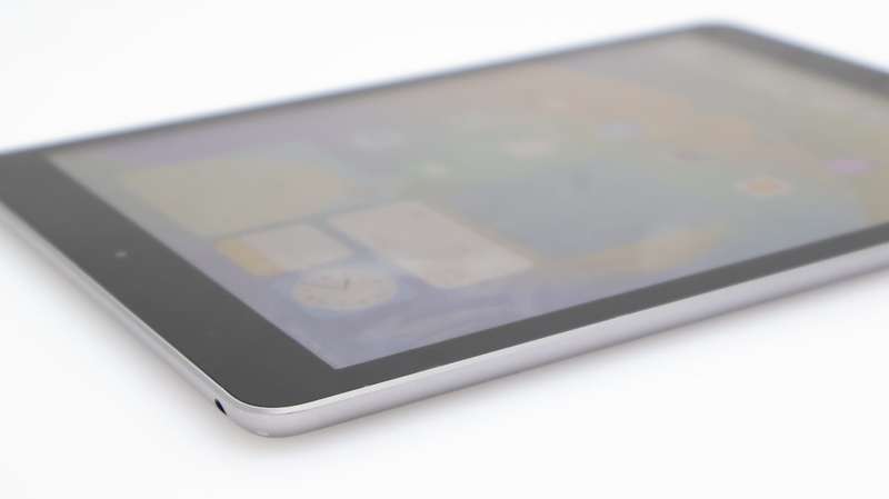 iPad 9.7" 5th Gen (Wi-Fi Only) 32GB Space Grey (3 Month Warranty) + Cover Bundle Value: R400