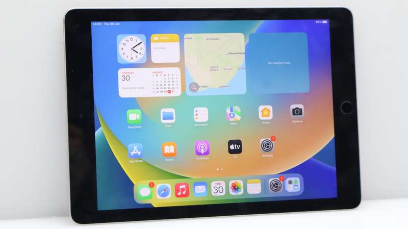 iPad 9.7" 5th Gen (Wi-Fi Only) 32GB Space Grey (3 Month Warranty) + Cover Bundle Value: R400
