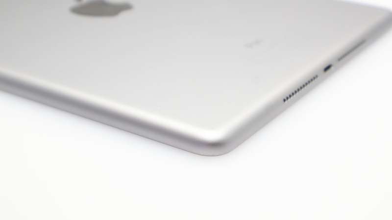 iPad 9.7" 5th Gen (Wi-Fi Only) 32GB Space Grey (3 Month Warranty) + Cover Bundle Value: R400