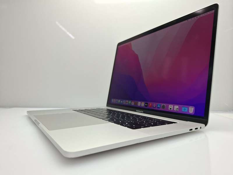 MacBook Pro 15-Inch "Core i7" 2.6GHz (Touch/Late 2016) 16GB RAM 256GB SSD Cracked LCD Silver (6 M...