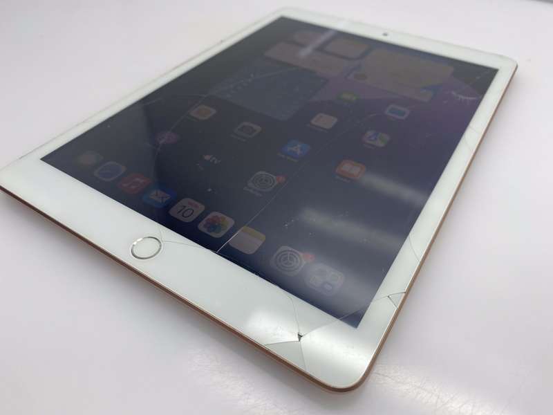 Ipad 10.2" 8th Gen 32GB Wifi Only | Cracked screen | Gold