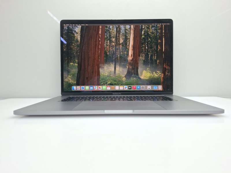 MacBook Pro 15-Inch "Core i7" 2.6GHz (Touch/Late2018) 16GB RAM 256GB SSD Bad Battery Space Grey (...