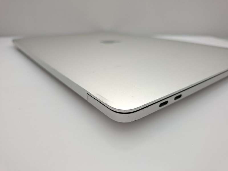 MacBook Pro 15-Inch "Core i7" 2.6GHz (Touch/Late 2016) 16GB RAM 256GB SSD Cracked LCD Silver (6 M...