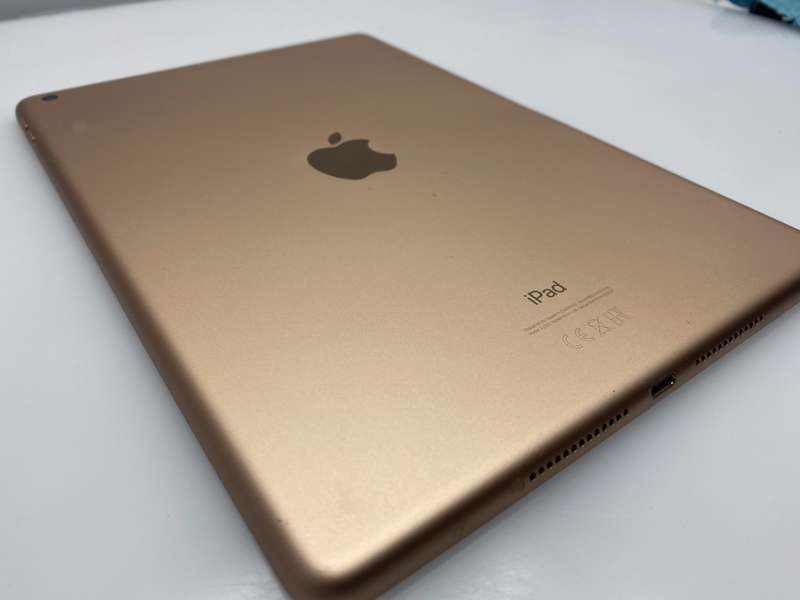 Ipad 10.2" 8th Gen 32GB Wifi Only | Cracked screen | Gold