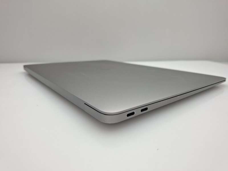 MacBook Air "Core i5" 13-Inch 1.6 GHz (2019) 8GB RAM 256GB SSD Space Gray Bright Spot + Cracked P...