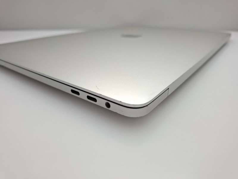 MacBook Pro 15-Inch "Core i7" 2.6GHz (Touch/Late 2016) 16GB RAM 256GB SSD Cracked LCD Silver (6 M...