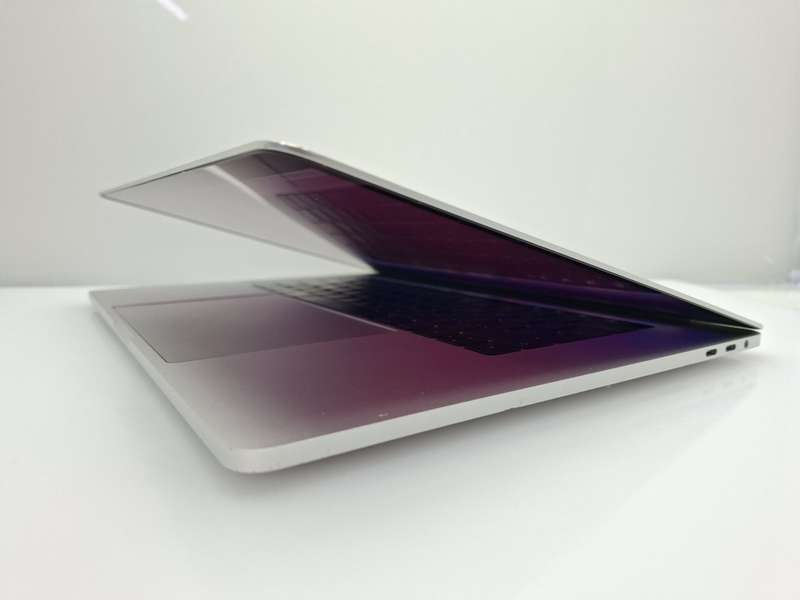 MacBook Pro 15-Inch "Core i7" 2.6GHz (Touch/Late 2016) 16GB RAM 256GB SSD Cracked LCD Silver (6 M...