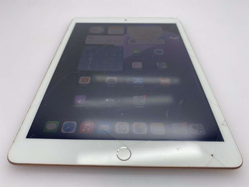 Ipad 10.2" 8th Gen 32GB Wifi Only | Cracked screen | Gold