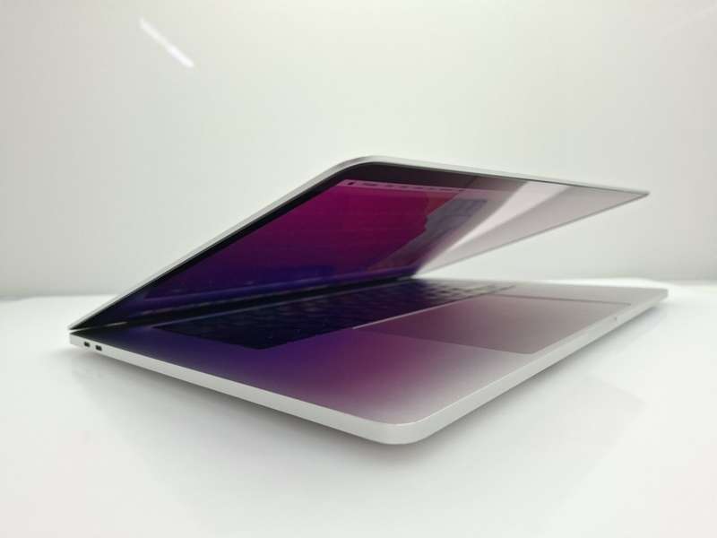 MacBook Pro 15-Inch "Core i7" 2.6GHz (Touch/Late 2016) 16GB RAM 256GB SSD Cracked LCD Silver (6 M...
