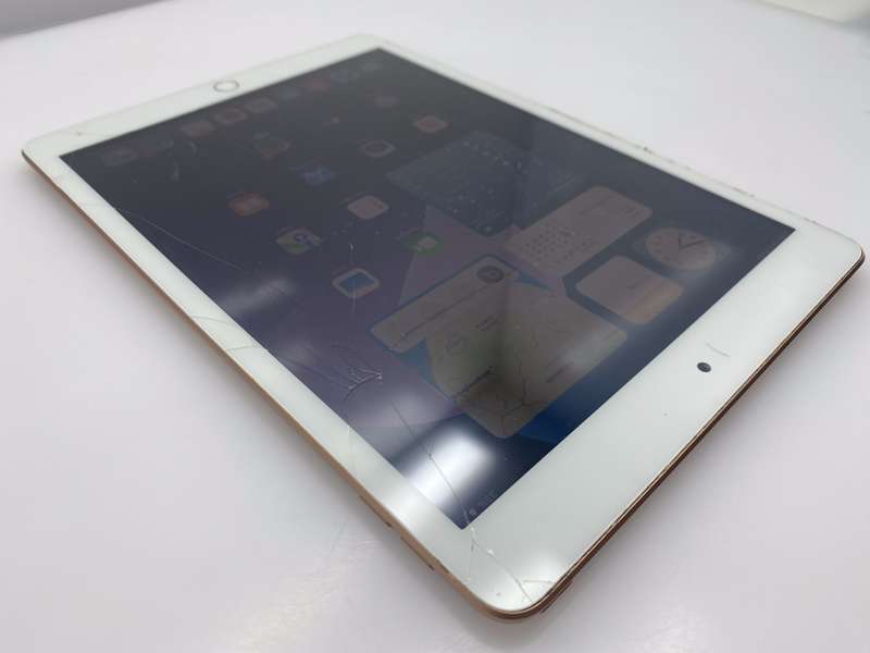 Ipad 10.2" 8th Gen 32GB Wifi Only | Cracked screen | Gold