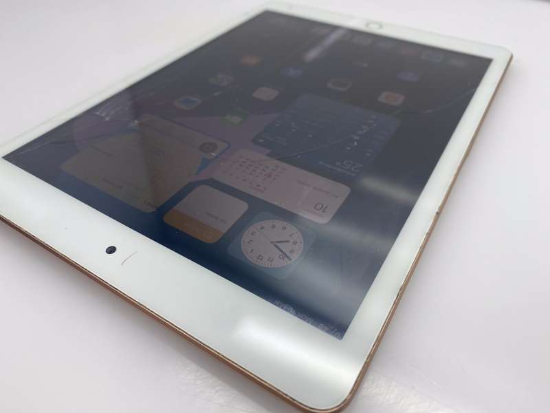 Ipad 10.2" 8th Gen 32GB Wifi Only | Cracked screen | Gold