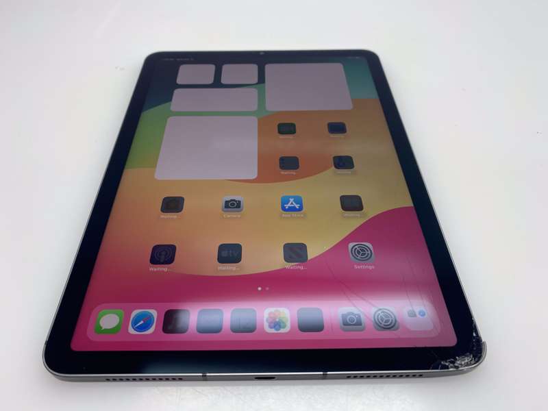 iPad Air 5th Gen (Wi-Fi/Cellular) 256GB | Cracked Screen | Space Grey