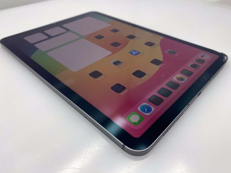 iPad Air 5th Gen (Wi-Fi/Cellular) 256GB | Cracked Screen | Space Grey