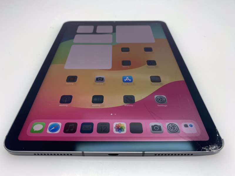 iPad Air 5th Gen (Wi-Fi/Cellular) 256GB | Cracked Screen | Space Grey