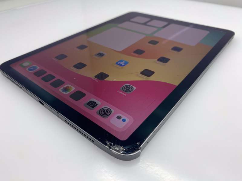 iPad Air 5th Gen (Wi-Fi/Cellular) 256GB | Cracked Screen | Space Grey