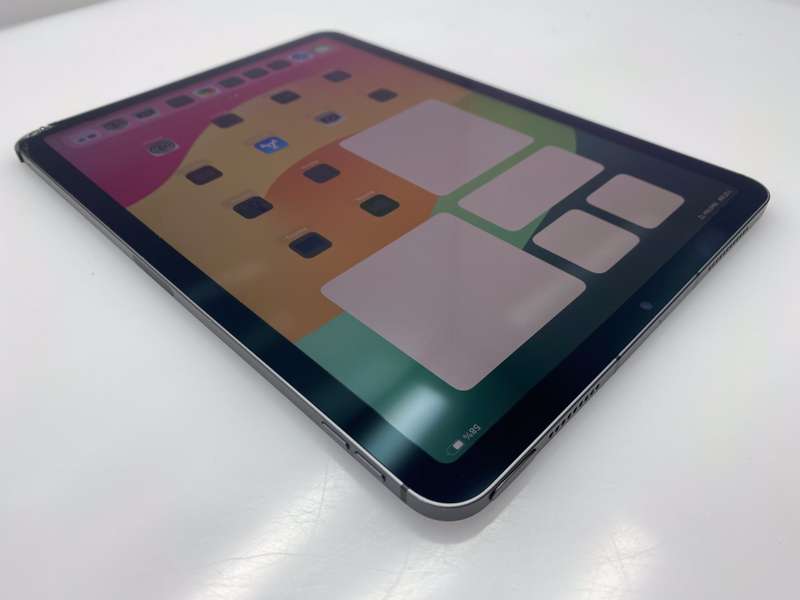 iPad Air 5th Gen (Wi-Fi/Cellular) 256GB | Cracked Screen | Space Grey