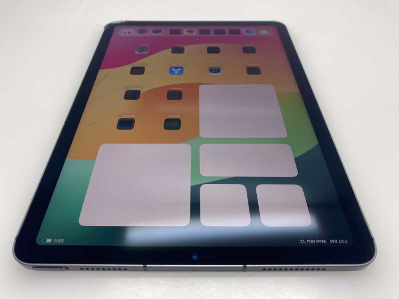 iPad Air 5th Gen (Wi-Fi/Cellular) 256GB | Cracked Screen | Space Grey