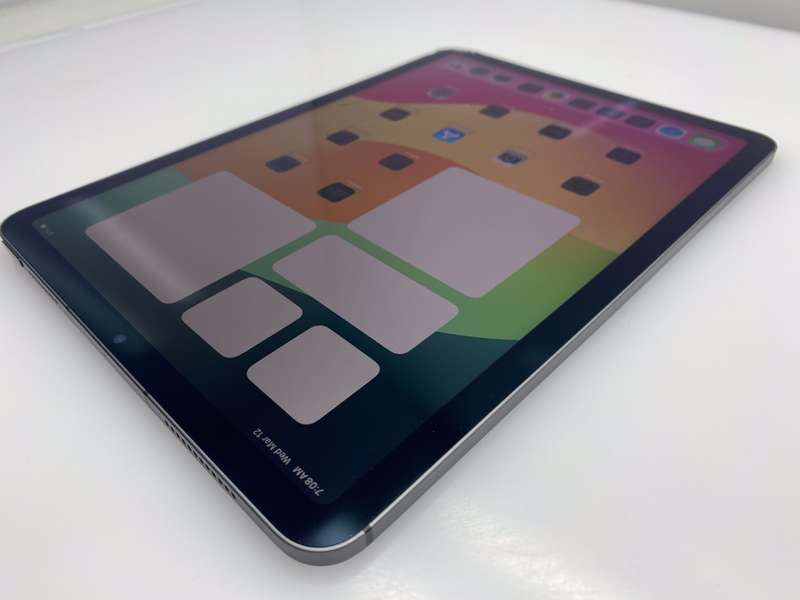iPad Air 5th Gen (Wi-Fi/Cellular) 256GB | Cracked Screen | Space Grey