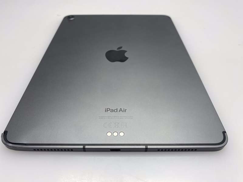 iPad Air 5th Gen (Wi-Fi/Cellular) 256GB | Cracked Screen | Space Grey