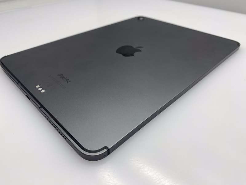 iPad Air 5th Gen (Wi-Fi/Cellular) 256GB | Cracked Screen | Space Grey