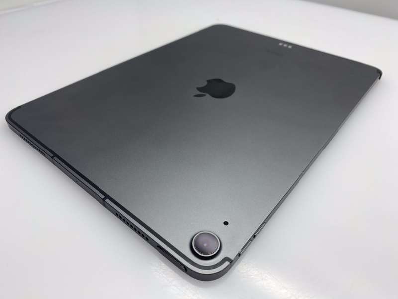 iPad Air 5th Gen (Wi-Fi/Cellular) 256GB | Cracked Screen | Space Grey