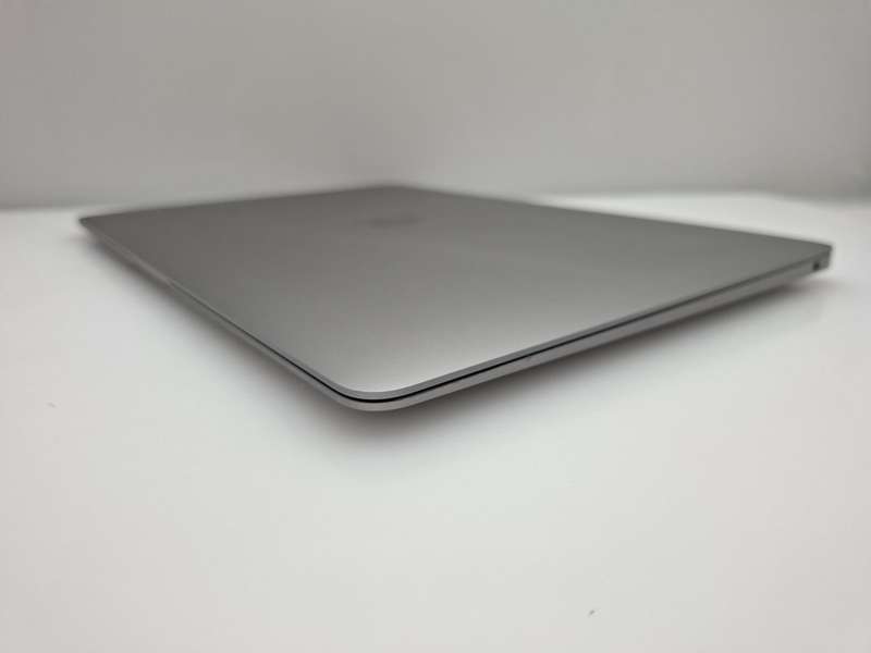 MacBook Air "Core i5" 13-Inch 1.6 GHz (2019) 8GB RAM 256GB SSD Space Gray Bright Spot + Cracked P...