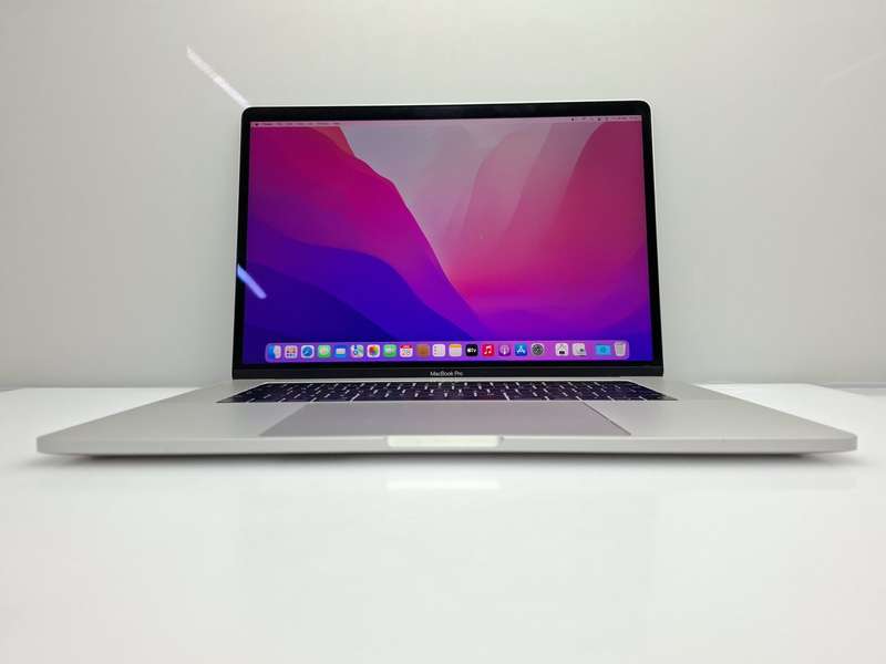 MacBook Pro 15-Inch "Core i7" 2.6GHz (Touch/Late 2016) 16GB RAM 256GB SSD Cracked LCD Silver (6 M...