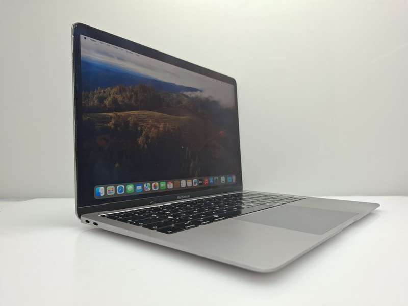 MacBook Air "Core i5" 13-Inch 1.6 GHz (2019) 8GB RAM 256GB SSD Space Gray Bright Spot + Cracked P...