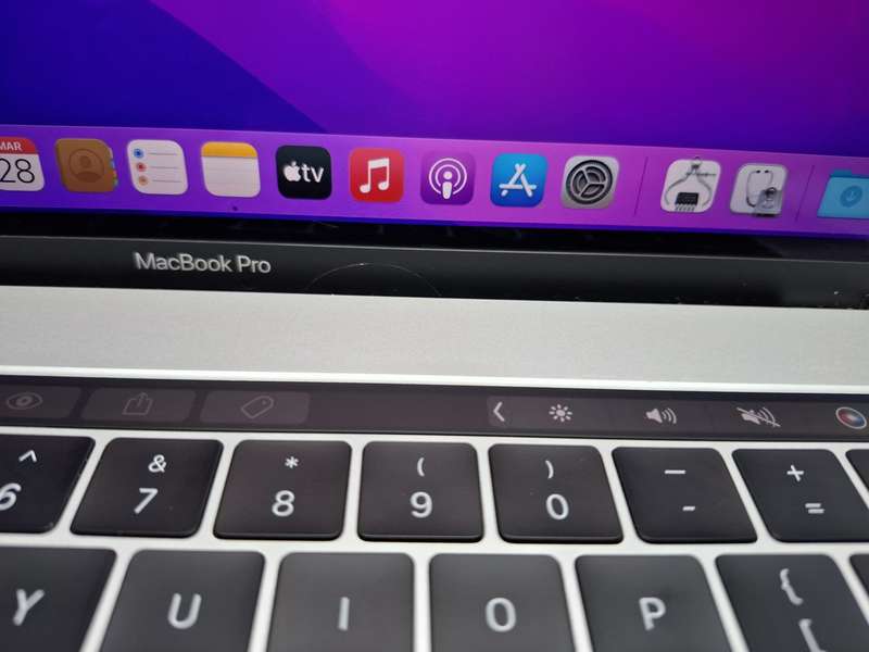 MacBook Pro 15-Inch "Core i7" 2.6GHz (Touch/Late 2016) 16GB RAM 256GB SSD Cracked LCD Silver (6 M...