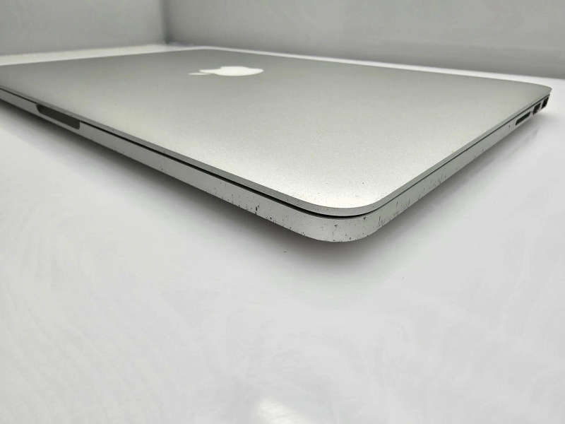 MacBook Pro 13-Inch (Mid 2014)  Core i5 | 8GB RAM | 256GB SSD | Silver | Minor LCD Burn