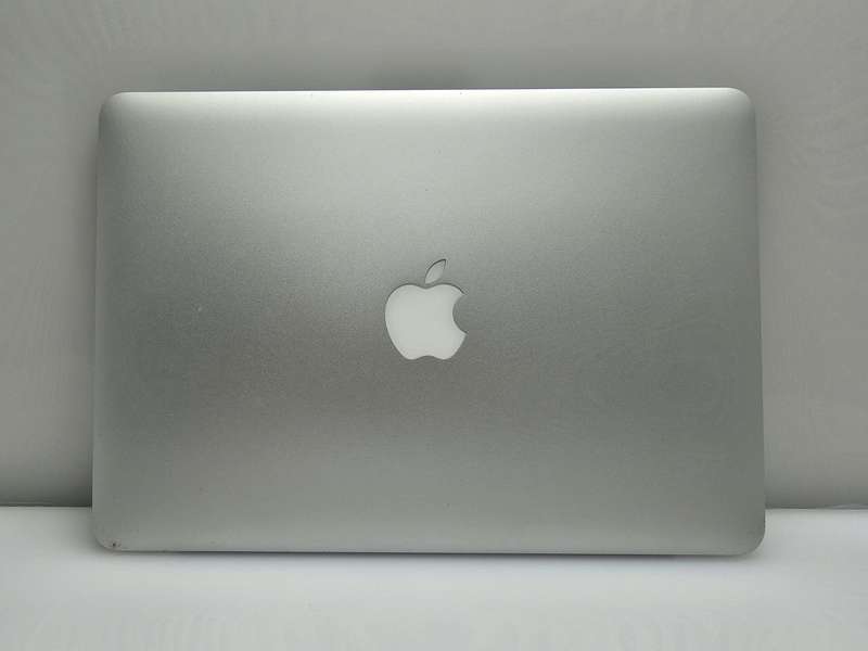 MacBook Pro 13-Inch (Mid 2014)  Core i5 | 8GB RAM | 256GB SSD | Silver | Minor LCD Burn