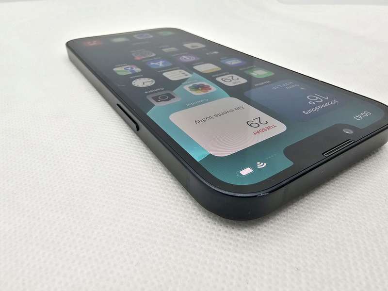 iPhone 13 128GB Midnight No Face ID (6 Month Warranty) + Screen Protector Bundle Value: R200