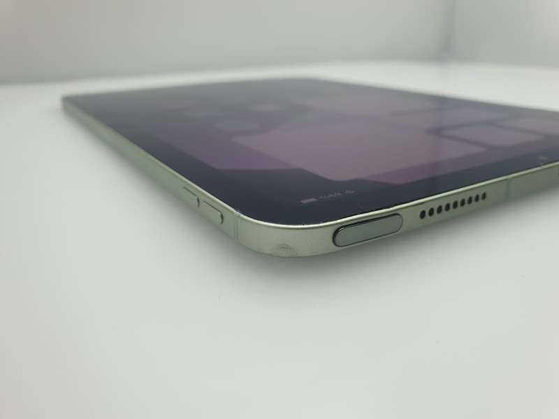iPad Air 4th Gen 256GB (Wifi/Cellular) |Bent Casing| Cracked Screen| Bright Spots| Silver