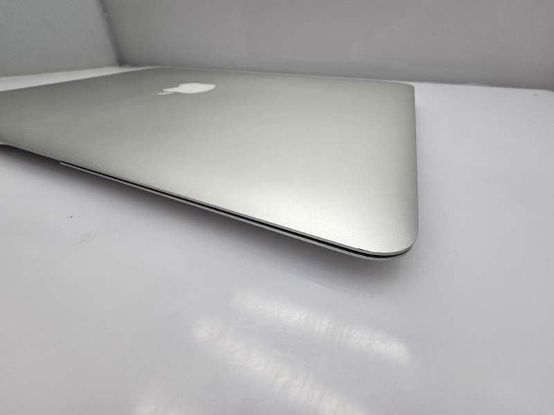 MacBook Air "Core i5" 13-Inch 8GB RAM 256SSD Silver ( Early 2015)