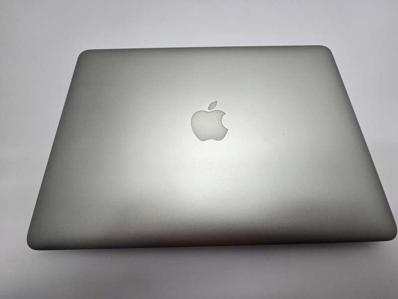 MacBook Air "Core i5" 13-Inch 8GB RAM 256SSD Silver ( Early 2015)