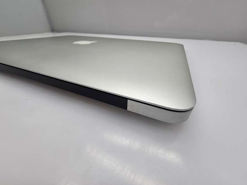MacBook Air "Core i5" 13-Inch 8GB RAM 256SSD Silver ( Early 2015)