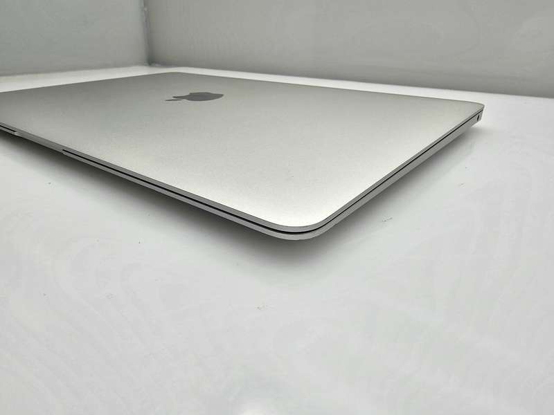 MacBook Air "M1" 8GPU/8CPU 8GB RAM 256GB SSD 13-Inch (2020) Silver (12 Month Warranty)