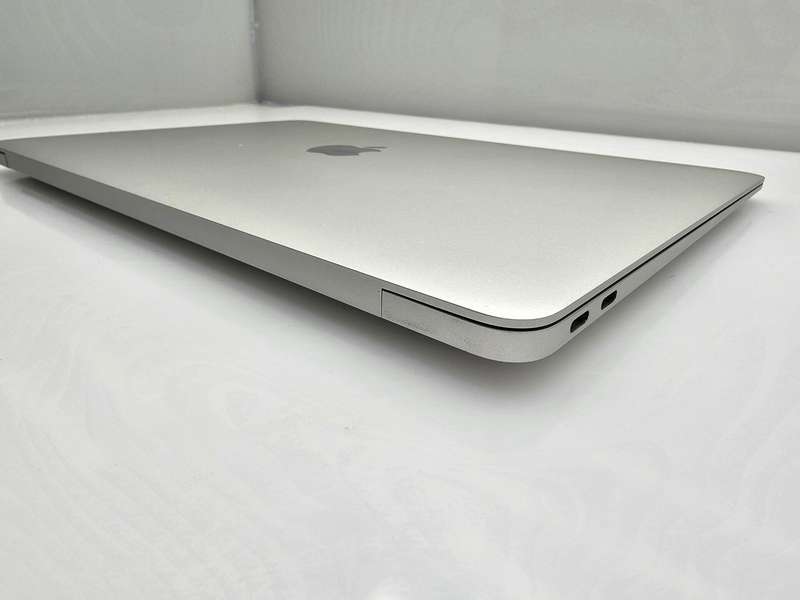 MacBook Air "M1" 8GPU/8CPU 8GB RAM 256GB SSD 13-Inch (2020) Silver (12 Month Warranty)