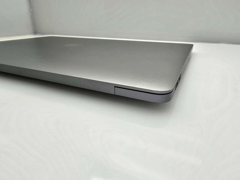 MacBook Pro "Core i7" 16-Inch 16GB RAM 512GB SSD (2019) No Camera| No TouchBar Space Grey