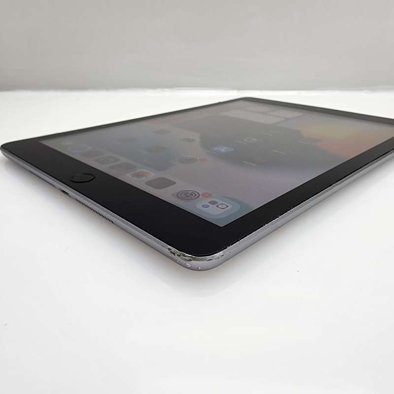iPad 9.7" 5th Gen 32GB (Wifi Only) No Home Button| No Touch ID Silver