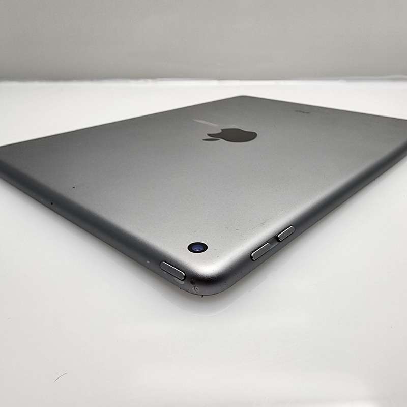 iPad 9.7" 5th Gen 32GB (Wifi Only) No Home Button| No Touch ID Silver