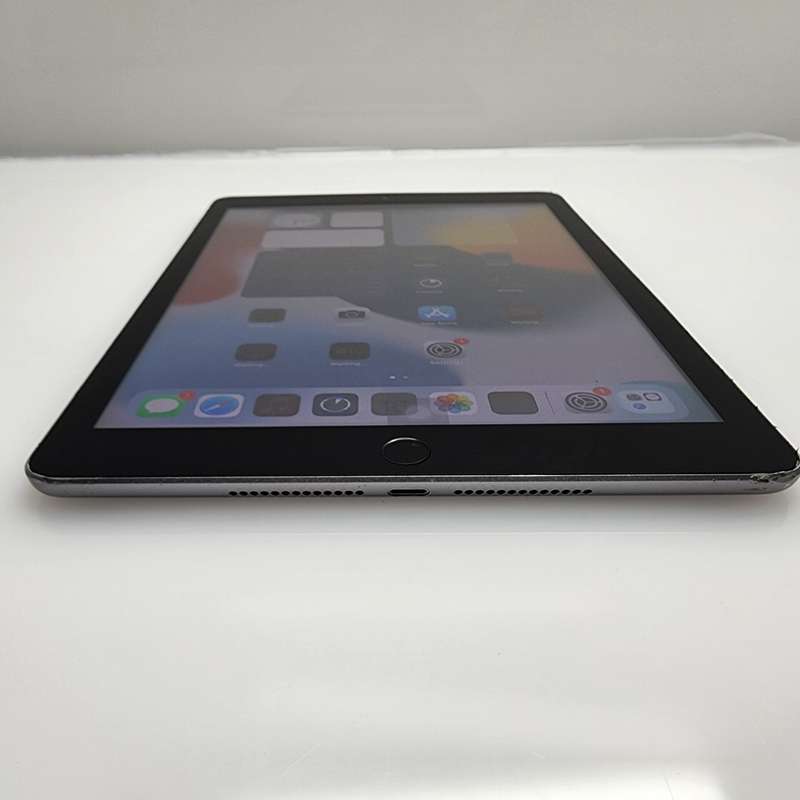 iPad 9.7" 5th Gen 32GB (Wifi Only) No Home Button| No Touch ID Silver